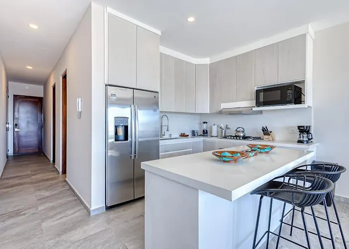 Stunning Oceanfront Luxury With Spacious Balcony- Perfect For Families Ferienhaus
