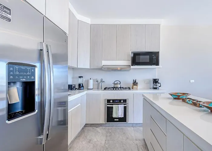 Stunning Oceanfront Luxury With Spacious Balcony- Perfect For Families Ferienhaus