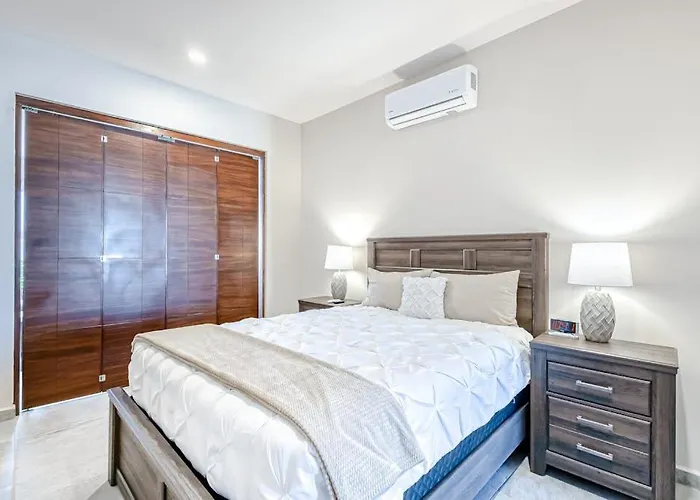 Stunning Oceanfront Luxury With Spacious Balcony- Perfect For Families *