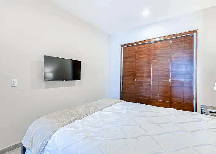 Stunning Oceanfront Luxury With Spacious Balcony- Perfect For Families