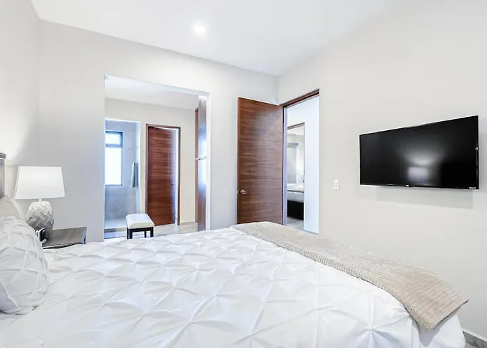 Stunning Oceanfront Luxury With Spacious Balcony- Perfect For Families *