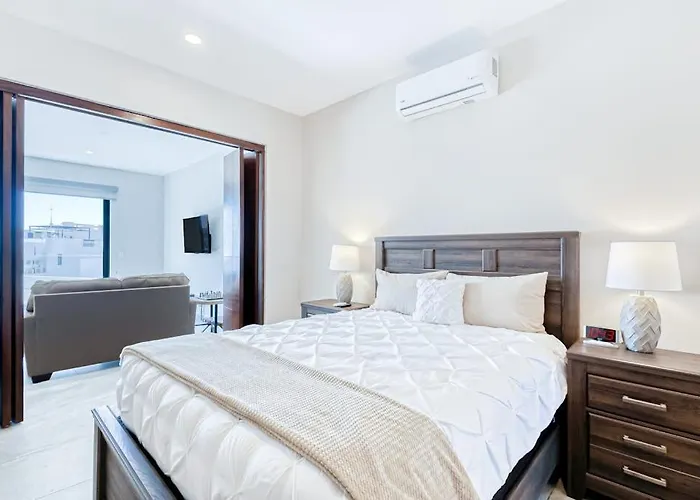 Stunning Oceanfront Luxury With Spacious Balcony- Perfect For Families Ferienhaus